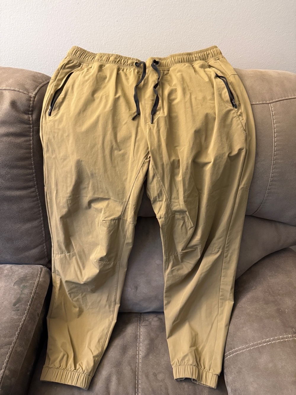 American Eagle Outfitters Men's Cargo Jogger Pants in Khaki